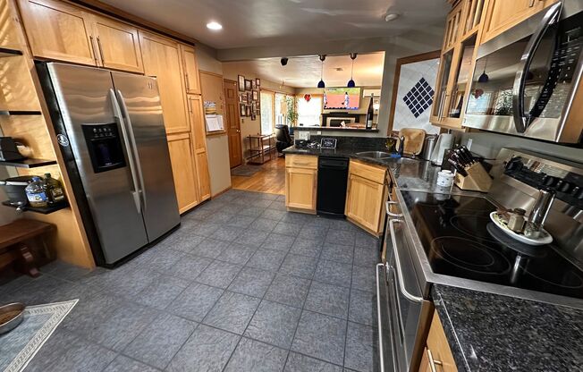Cozy & Convenient 2-Bedroom Home with Large Yard in Burien Available 8/28/25!