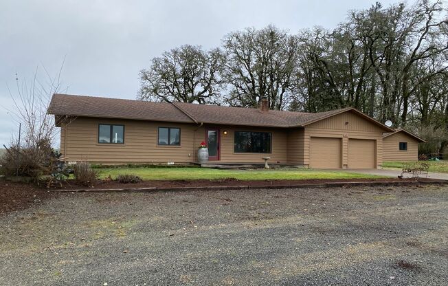 Your Countryside Retreat Awaits ~ 3 Bedroom / 2.5 Bath House Corvallis OR