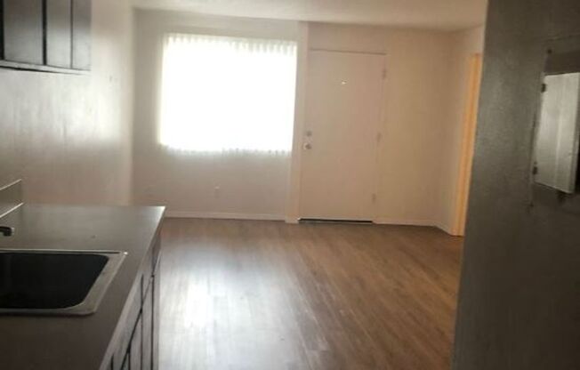 Cozy Downtown Studio Apartment - 1230 W. 8th #3