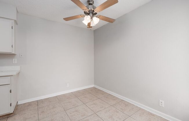 Recently renovated 3 br unit on 2nd floor of gated Desert Shores community