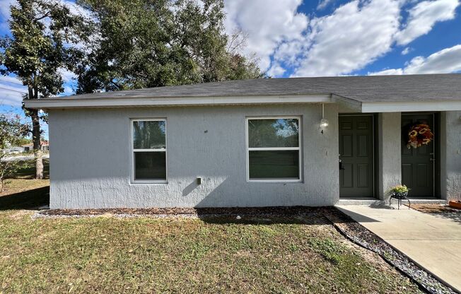 Charming 2 BD/2 BA Unit in Ocala!  END UNIT!