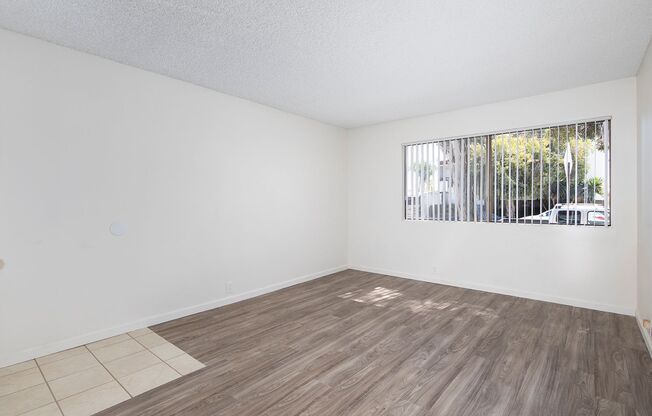 1 MONTH FREE!!! 2 BR in Pacific Beach with Parking and GREAT Location!