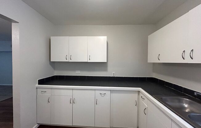 2 beds, 1 bath, $895, Unit MA9133