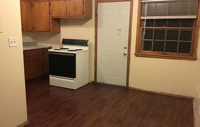 3 beds, 1 bath, $995, Unit 4