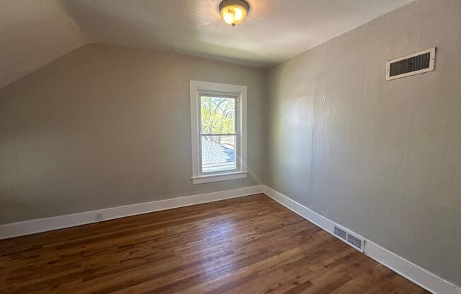 3 beds, 1 bath, 1,368 sqft, $1,695, Unit 1916 N Weber St - Unit B