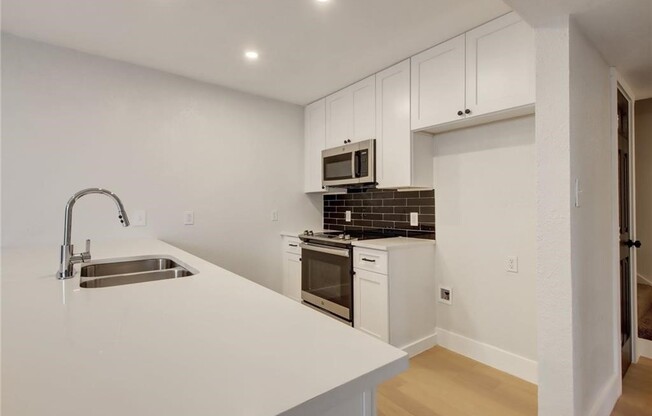 909 Reinli St