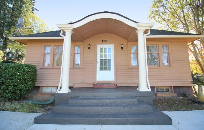 Charming Updated Oregon City 4 Bed/2 Bath Bungalow