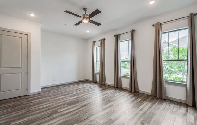 Modern 3 bedroom, 2.5 bathroom townhome for Lease!
