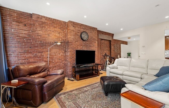 142 COMMERCIAL ST