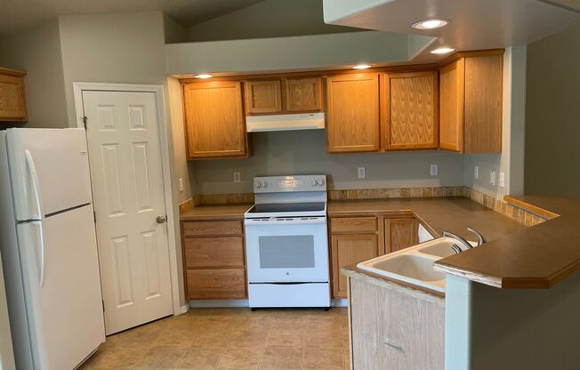 4 Bed Meridian Home w/ 3 Car Garage & over 1,800 Sq. Ft!