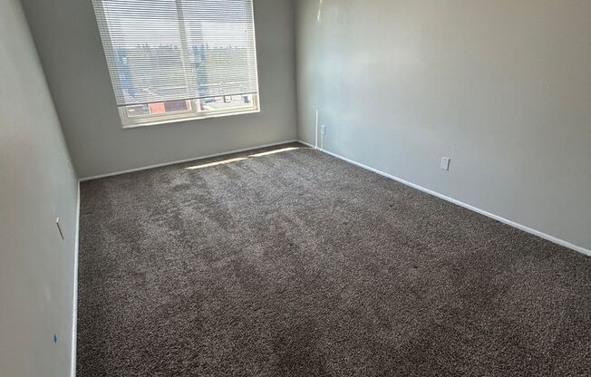 3 beds, 2 baths, 1,390 sqft, $2,995, Unit 402