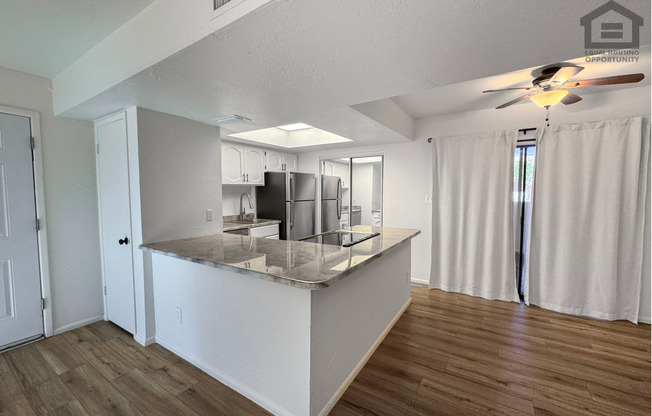 2Bed/1Bath Apartment at 52nd St/Oak St! Ready for Immediate Move-In – GROUND FLOOR UNIT!