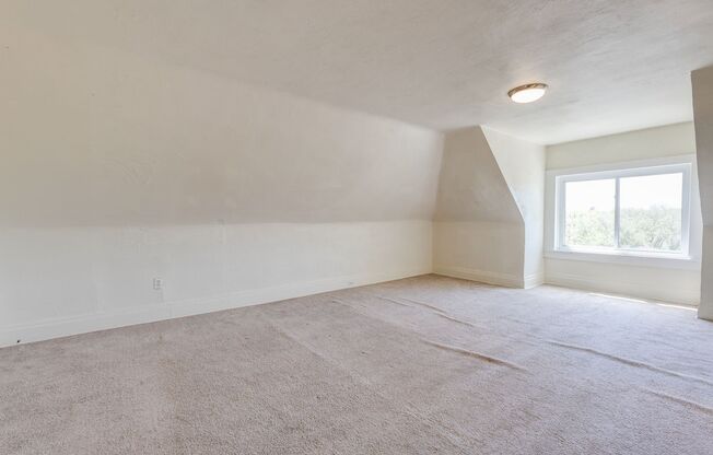 2 beds, 1 bath, $1,300, Unit Apt 2 (Top)