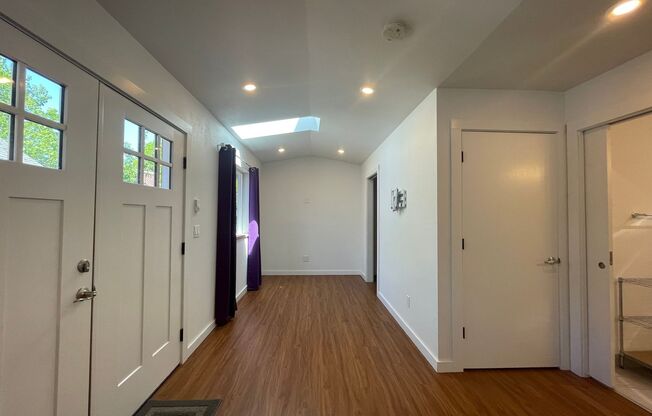 Charming 2-Bedroom Cottage in Rose City Park with Washer & Dryer and Engineered Hardwood Flooring!
