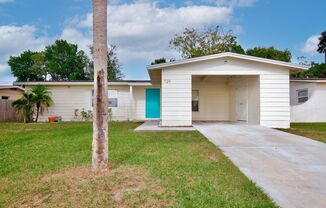 Charming 3/2 Spacious Home with a Large Covered Patio Located in Sky Lake - Orlando!