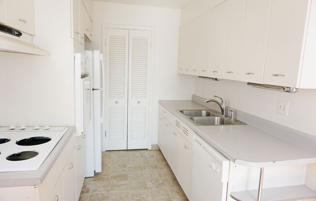 1 bed, 1 bath, 800 sqft, $895, Unit 12