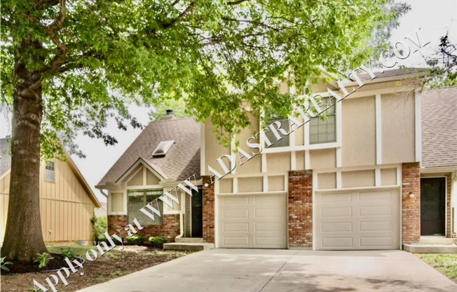 Wonderful 3 Bed 1.5 Bath Town Home in Overland park-Available NOW!!