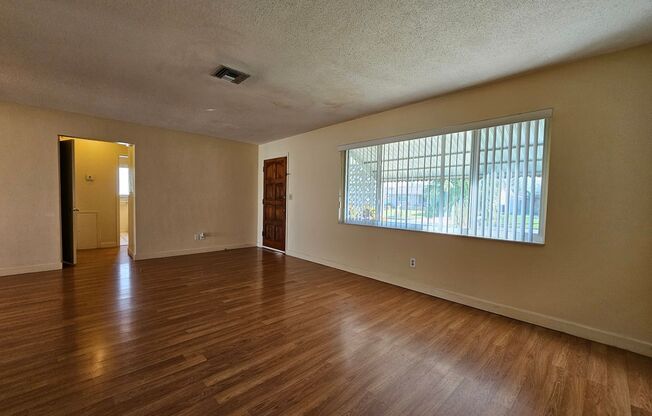 2 Bedroom, 2 Bath HOUSE in Seminole with a 1 car garage and a private fenced yard!