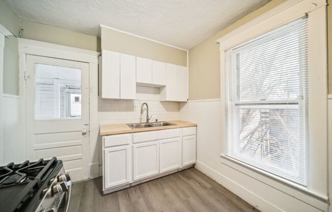 3 beds, 1 bath, $1,195, Unit 1315 S Carson Avenue