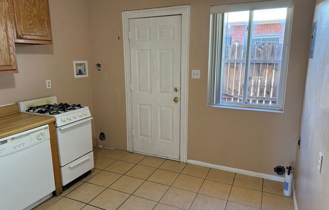 2 beds, 1 bath, $795, Unit # #C