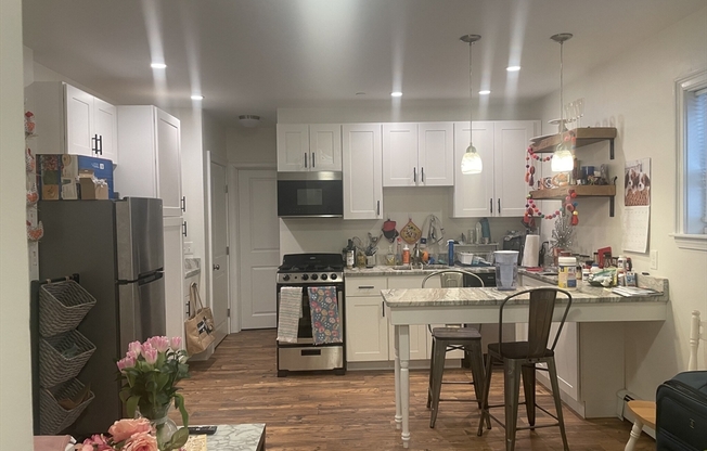2 beds, 1 bath, 687 sqft, $3,500, Unit 1B