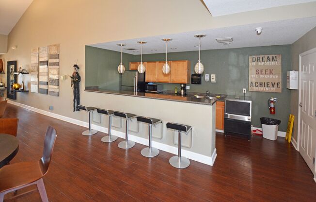 2 beds, 1 bath, $2,100
