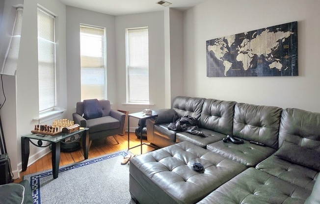 1112 W 18 ST