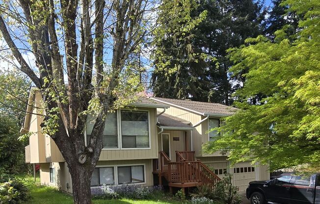 Large 10k ft Lot! 3 br 2 bth, 2 family rooms, grassy backyard~