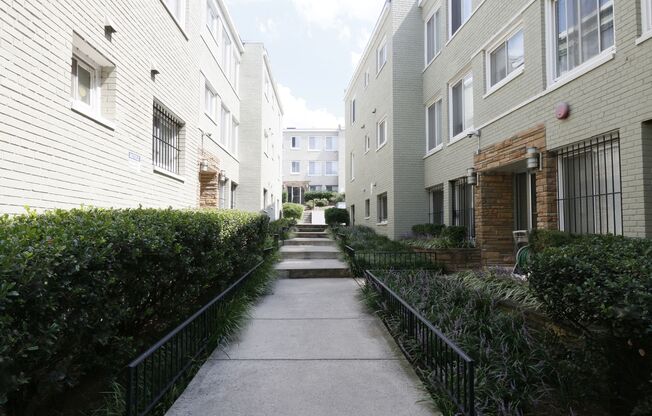 2 beds, 1 bath, 850 sqft, $2,100, Unit 1903-#104
