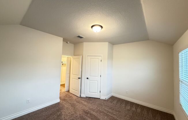 3 beds, 2.5 baths, $1,525, Unit 337 Untermaier St