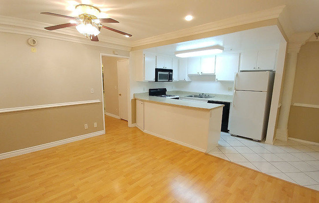 2 beds, 2 baths, 910 sqft, $2,595, Unit 209