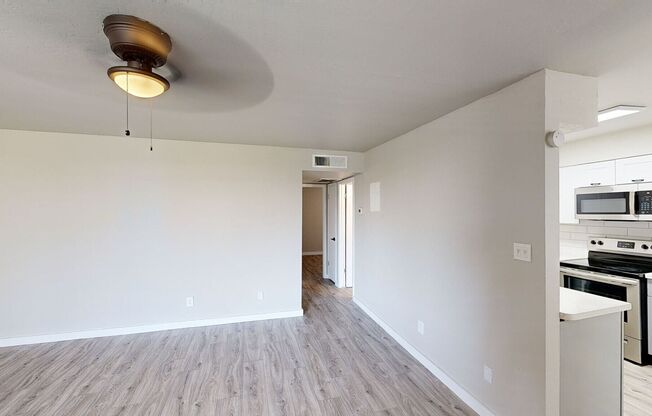 2 beds, 1 bath, 810 sqft, $1,295, Unit 27