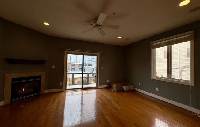 Charming 3BD/3.5BA Townhome with Attached Garage in Canton, MD!
