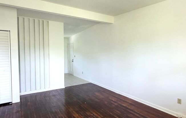 2BR / 1 BA Riverside Upstairs Apartment w/ Off-street Parking