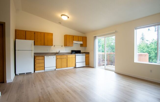 FREE RENT: Bright 1 Bdr w/Open Floorplan, DW & Patio + Cat OK!
