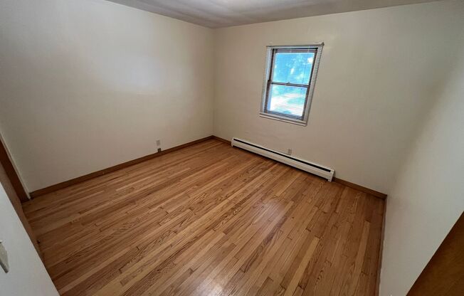 2 beds, 1 bath, $1,095