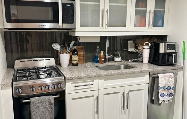 341 W 11 ST