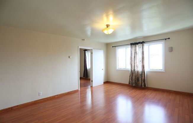 Top Floor 1BR+Office/1BA in Inner Mission, Eat-in Kitchen, Shared Yard, Section 8 Welcome (948 South Van Ness #3)