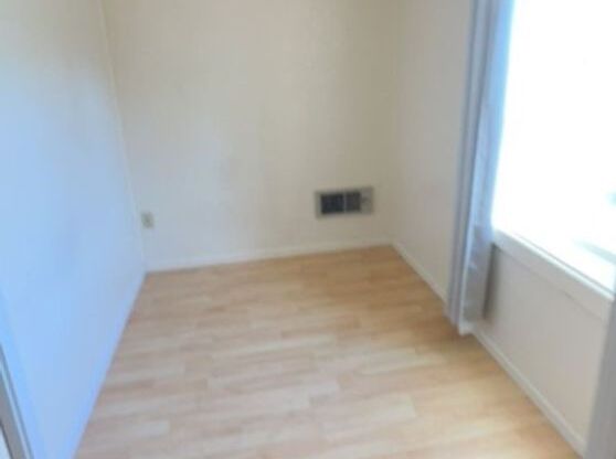 1 bed, 1 bath, $950, Unit #7