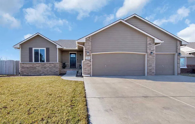 BEAUTIFUL 4 bedroom - 3 bathroom home with outdoor kitchen in Haysville!