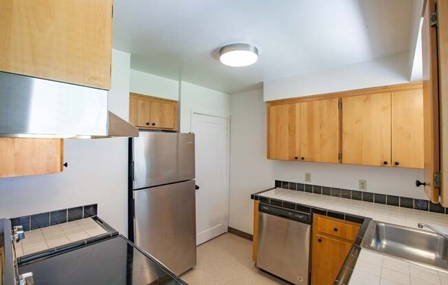 2 beds, 1 bath, $1,900