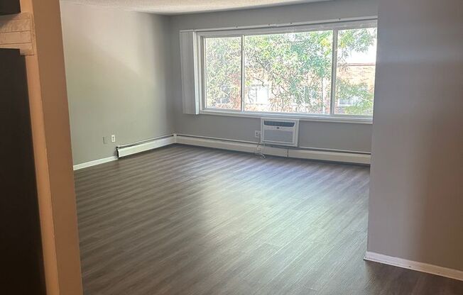 2 beds, 1 bath, 921 sqft, $1,589, Unit 3-303