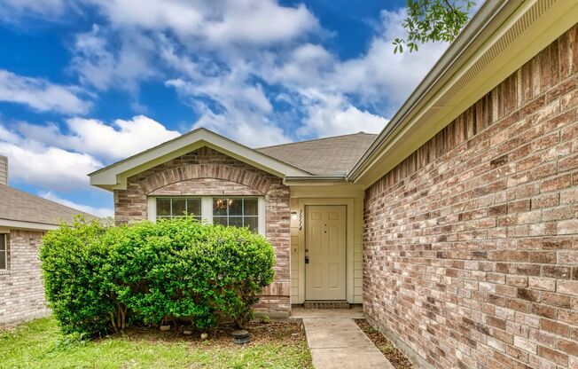Lovely Home in Dallas located close to I-35, and all the restaurants and shopping in the Camp Wisdom area.