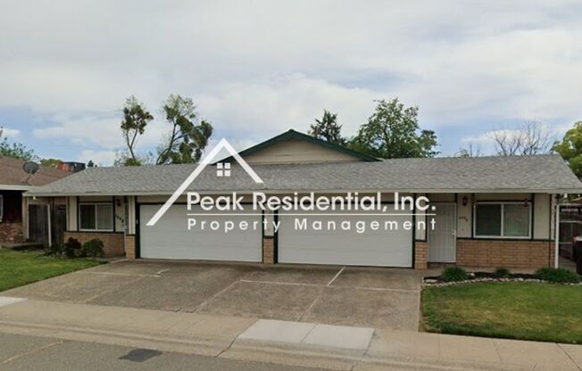 Wonderful 2bd/1ba Roseville Duplex with 2 Car Garage!