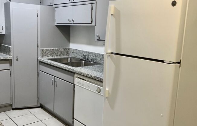 3 beds, 2 baths, $3,040, Unit 207