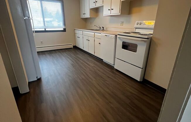 2 beds, 1 bath, $800, Unit 3