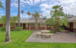 Fully Remodeled 2-Bedroom in Garden Courtyard Building