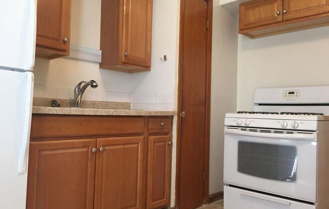 Milwaukee - Near Brewer Stadium - One Bedroom One Bath Apt