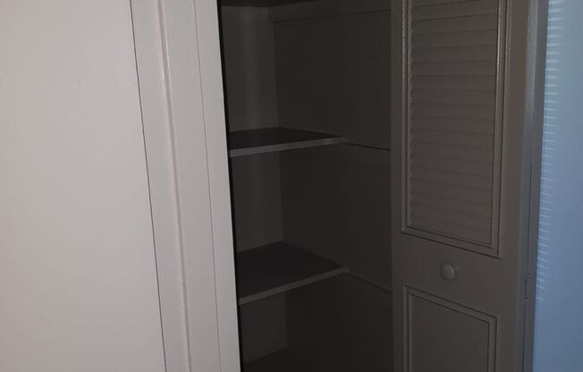 3 beds, 1 bath, 890 sqft, $1,675, Unit 505 H1