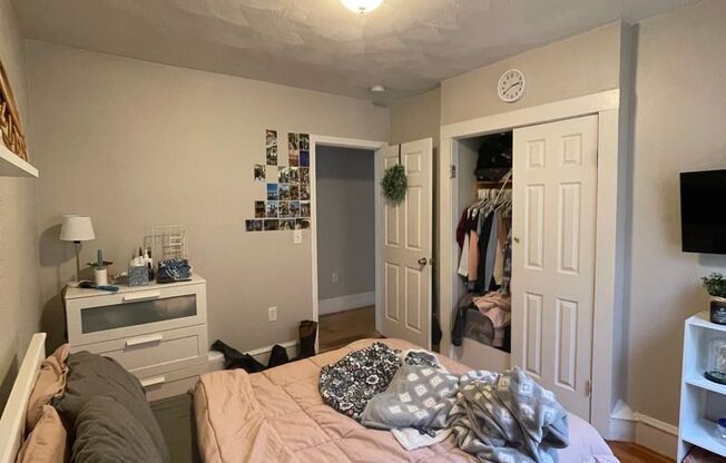 4 beds, 1 bath, $2,600, Unit 640 Smith #3